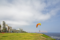 Paraglider an der Steilküste Limas