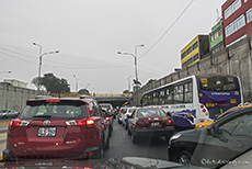Morgentlicher Stadtverkehr in Lima
