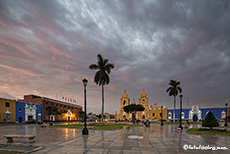 Plaza de Armas mit der Catedral de Trujillo