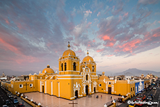 Der Sonnenuntergang zaubert schöne Farben über die Catedral de Trujillo - Catedral de Santa Maria