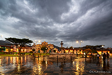 Plaza de Armas de Cajamarca im Regen