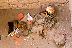 Mumie mit Grabbeigaben