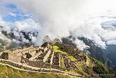 Wolken und Nebel über der Inkastadt Machu Picchu