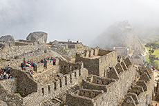 Touristen strömen durch die Ruinen von Machu Pichu