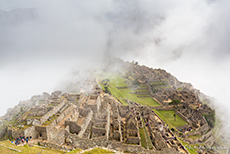 Der Nebel hüllt Machu Picchu ein