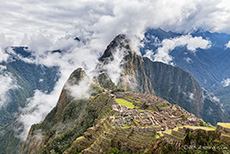 Ruinenstadt Machu Picchu mit dem Berggipfel Huayna Picchu