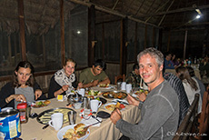 Abendessen in der Casa Matsiguenka Lodge, Manu Nationalpark