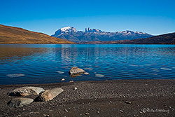 Laguna Azul und die Cuernos (Hörner) des Paine Massivs