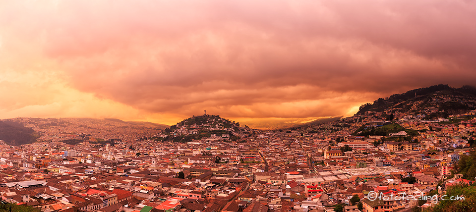 Sonnenuntergang ber dem El Panecillo und der Hauptstadt Quito, Mirador El Ventanal, Ecuador